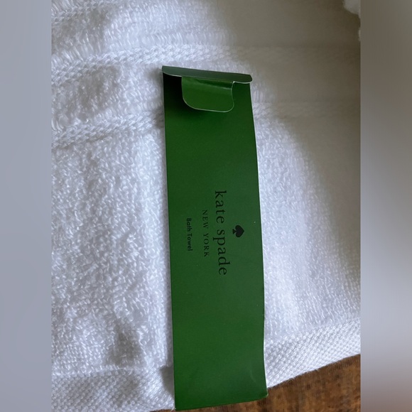 Kate Spade White Bath Towel Set of 2 NWT - Picture 5 of 7